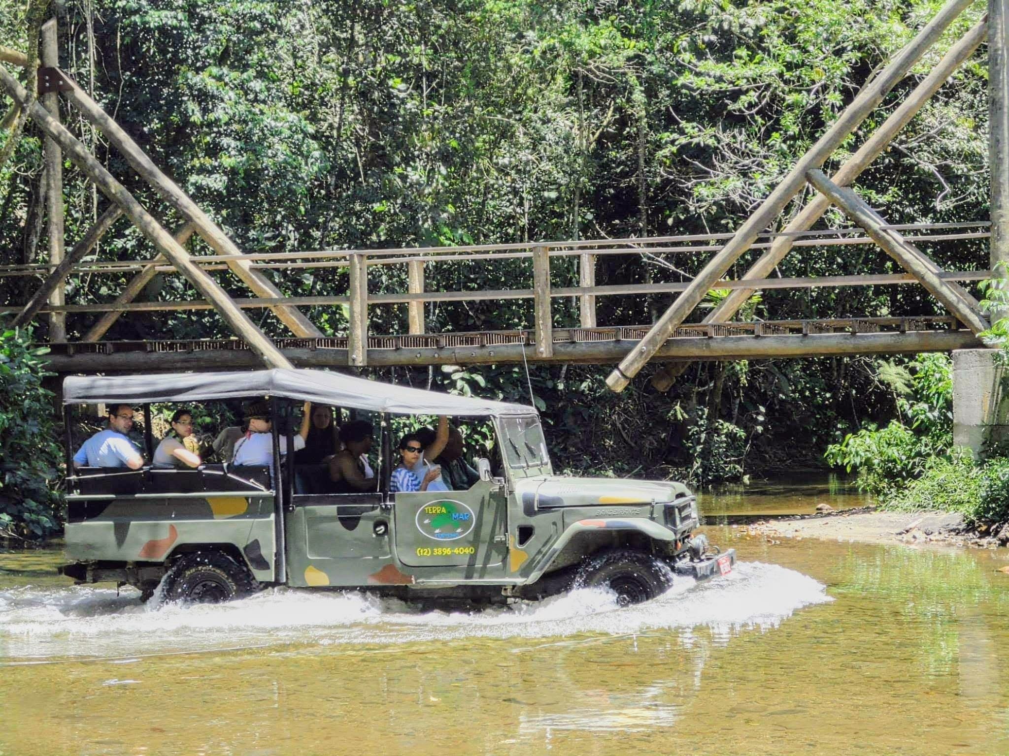 Vista panorâmica do mirante com deck de madeira