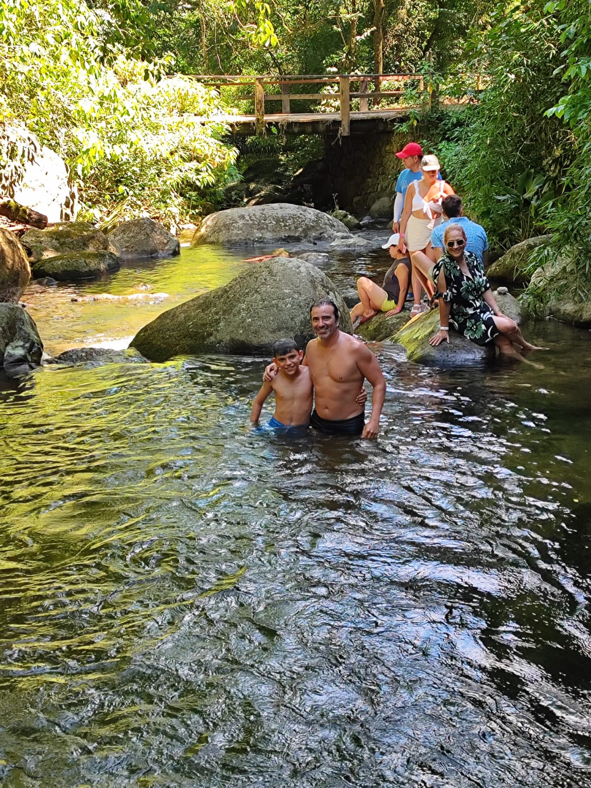 Praia com montanhas ao fundo