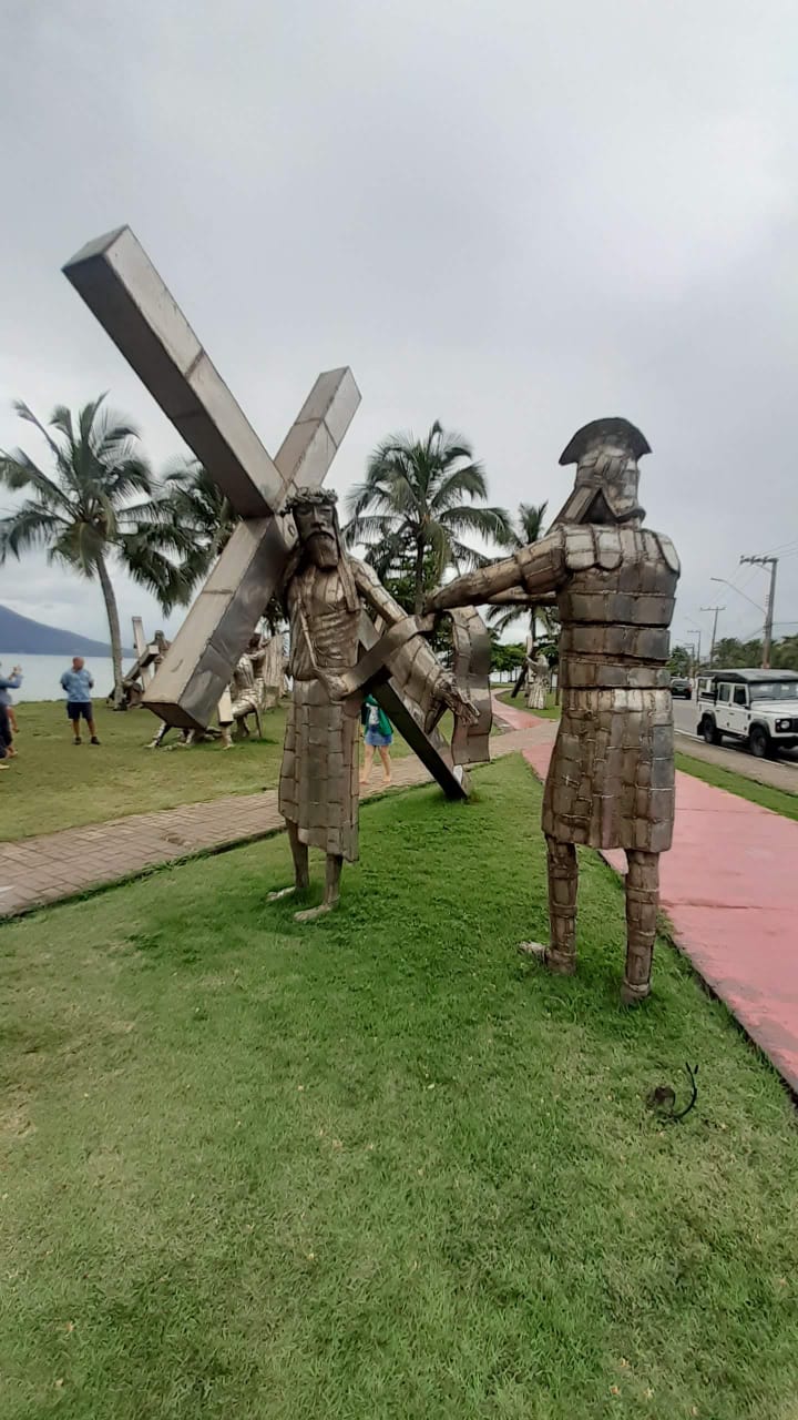 Jipe em trilha na mata atlântica